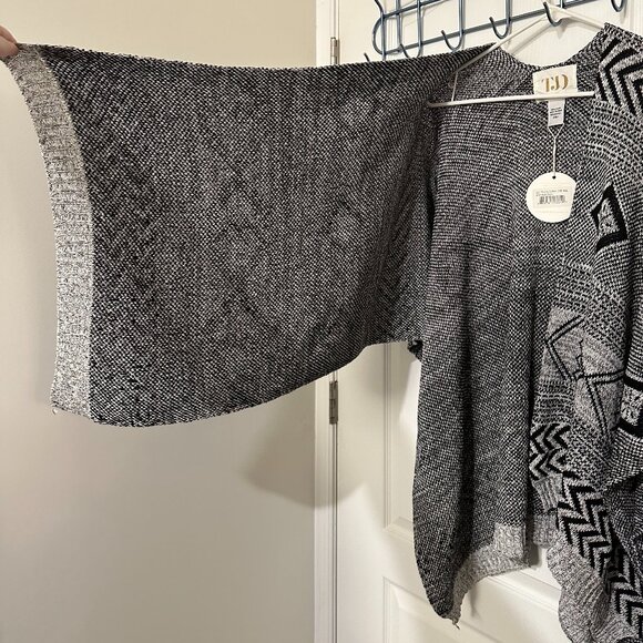 The Jetset Diaries Plus Knit Poncho - Picture 7 of 16